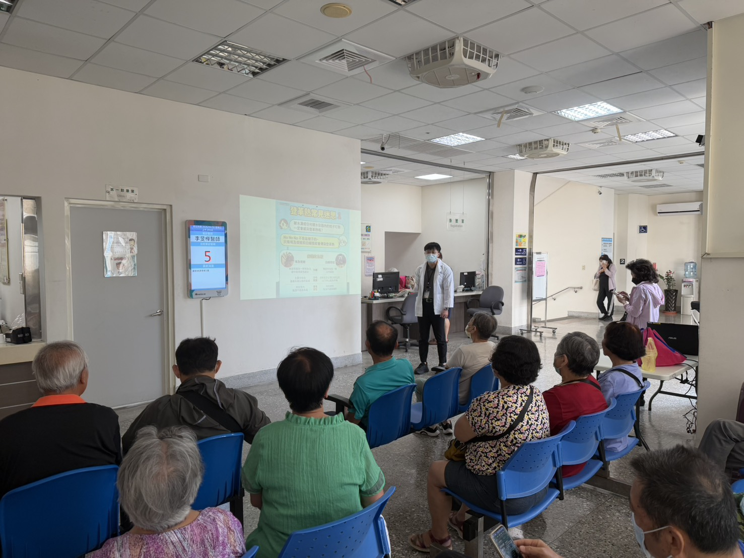 2026年06月24日秀傳PGY醫師門診登革熱衛教照片2