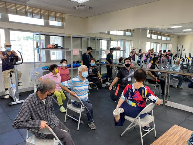 2020年10月13日衛生所不老健身房教練指導照片 相本