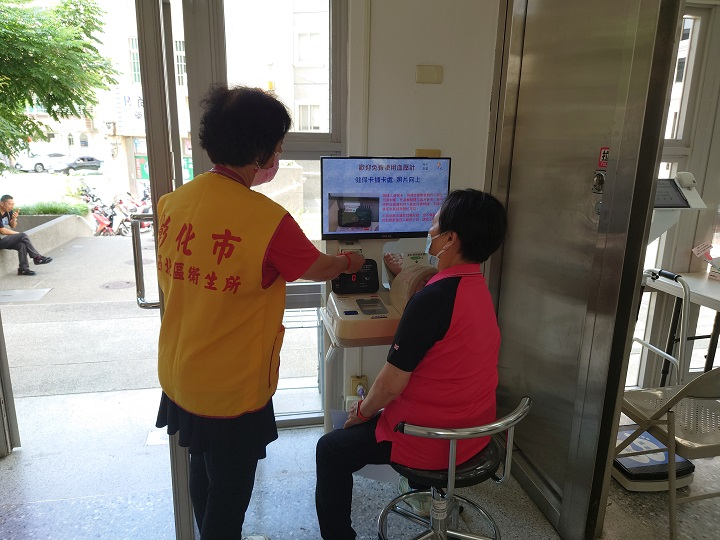 2023年06月07日志工協助血壓測量 相本