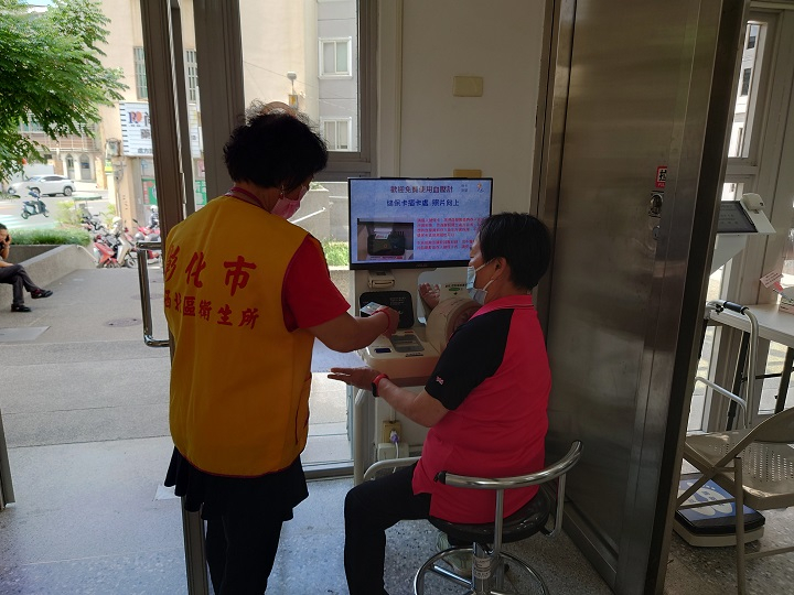 2023年06月07日志工協助血壓測量照片2