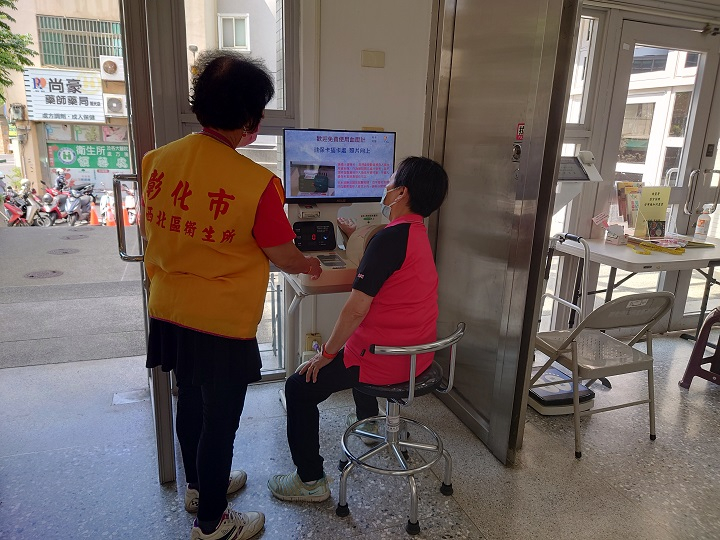 2023年06月07日志工協助血壓測量照片4