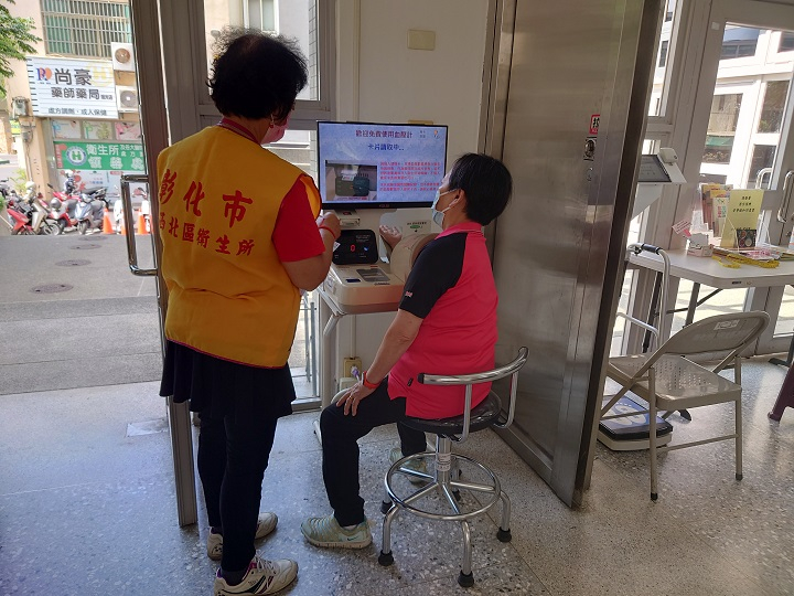 2023年06月07日志工協助血壓測量照片5