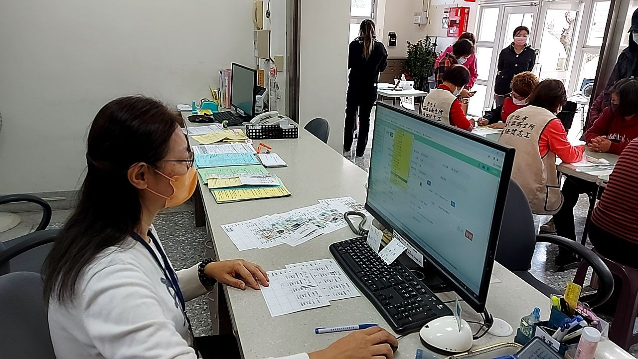 2024年01月21日癌症篩檢設站，民眾不畏天冷，熱情參與照片2